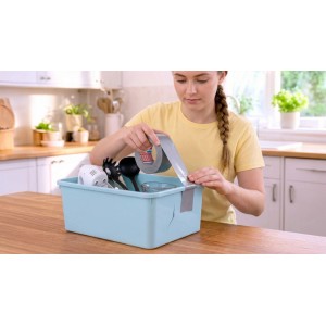 Donna ripara scatola blu con nastro multiuso Tesa argentato. Nastro adesivo per casa, officina.