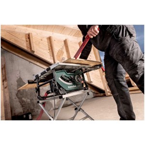 Scie circulaire sur table Metabo TS 254 M en utilisation : Scie compacte avec guide parallèle et pièce.
