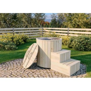 FinnTherm Cold Tub piscine en bois avec escalier et couvercle en épicéa dans un jardin.