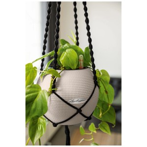 Sospensione macramè Lechuza grigia con vaso e pianta verde.