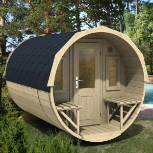 Sauna tonneau FinnTherm Sam en épicéa, kit sans poêle, avec bardeaux de toit et sièges devant la porte.