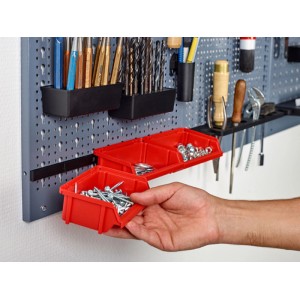 Rail de bacs de rangement noir Küpper avec bacs rouges sur panneau perforé d'établi.