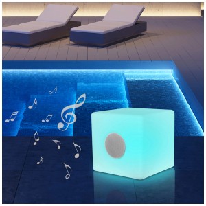 Cubo luminoso LED Mondilux con altoparlante Bluetooth, bianco, 40x40x40 cm, a bordo piscina.