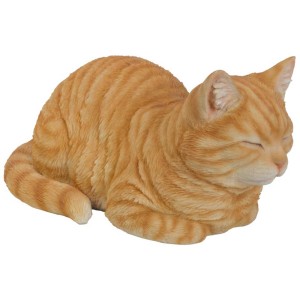 Rotbraune, schlafende Katze als Gartendeko von Vivid Arts, 17x34,5x19,3 cm.