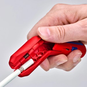 Knipex ErgoStrip spellacavi rosso mentre spella un cavo.