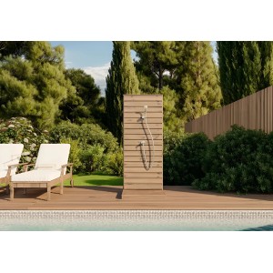 FinnTherm Gartendusche S in legno termo accanto alla piscina, con rubinetteria cromata. Ideale per giardino e sauna.