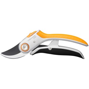 Fiskars Gartenschere Bypass Plus PowerLever™ P751 mit orangefarbenem Griff und Stahlklinge.