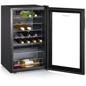 Schwarzer Severin Weinkühlschrank WKS 8908 mit Glasfront und Wein auf mehreren Ebenen.