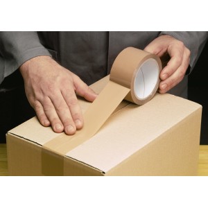 Ruban adhésif d'emballage brun LUX scellant une boîte en carton. Ruban 66m x 50mm.