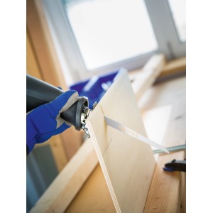 Lame de scie sabre LUX en utilisation : sciage du bois avec une scie sabre. Idéal pour des coupes précises dans le bois et le plastique.