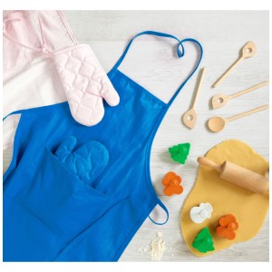 2-tlg. Hobbybäcker Set: Blaue Baumwollschürze und Ofenhandschuh für Kinder beim Backen.