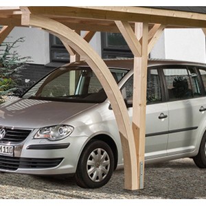 Arco in legno lamellare Weka su carport 614/615, naturale, con auto parcheggiata.