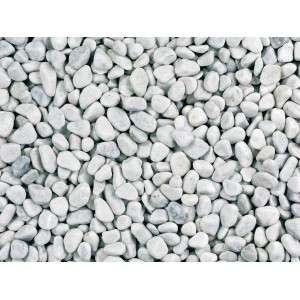 Gros plan de galets de marbre blanc de Carrare (8-16 mm) comme gravier décoratif pour le jardin.