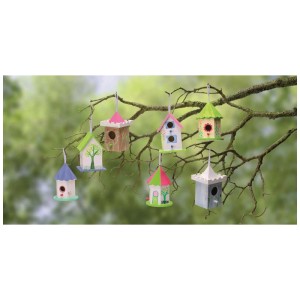 Diverse casette per uccelli Glorex in legno dipinte con un foro appese a un ramo.