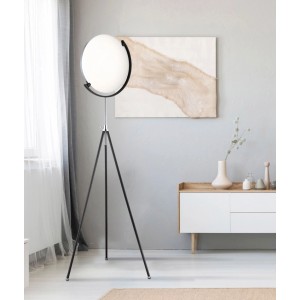 Moderna lampada da terra a LED con treppiede in nero opaco con paralume rotondo. Altezza 168cm.