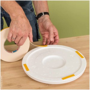 Applicazione di nastro di montaggio Decorate su un rosone a soffitto. Nastro per rivestimenti di pareti e soffitti.