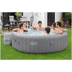 Bestway Lay-Z-Spa Grenada Airjet : Bain à remous gonflable gris clair avec des personnes dans le jardin.