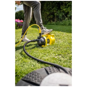 Pompe de jardin Kärcher BP 4.500 Garden jaune en utilisation avec le pied sur l'interrupteur.