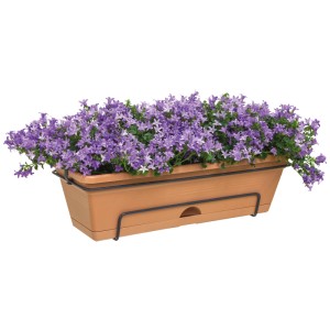 Jardinière balconnière Elho Green Basics Terra avec fleurs violettes et support pour balcon.