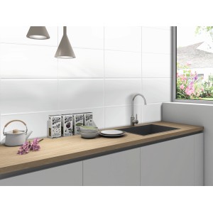 Cuisine lumineuse avec faïences murales Metro Facette blanches brillantes 31,6x60 cm style rétro.