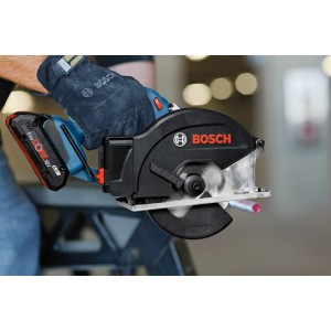 Sega circolare a batteria Bosch Professional GKM 18 V-50 che taglia un tubo di metallo.