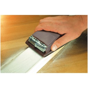 Levigatrice manuale Wolfcraft in uso su superficie in legno. Utensile abrasivo per il fai da te.