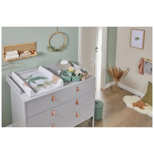 Matelas à langer cunéiforme Rotho Sea Life sur commode à langer grise avec motif animaux marins.