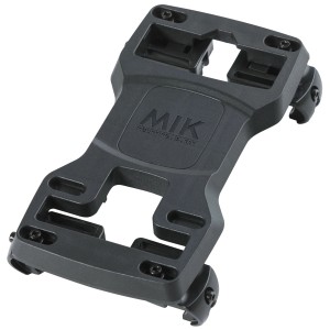 Schwarze Basil MIK Gepäckträgerplatte zur Befestigung von Fahrradtaschen und Körben am Gepäckträger.