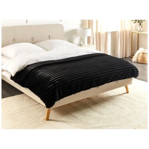 Copriletto nero in ecopelliccia Beliani Rakya (150x220 cm) su un letto.