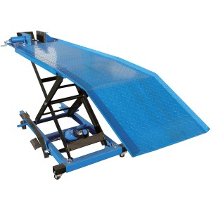 Rampe de montage moto bleue Güde GMR 360 avec élévateur à ciseaux et roulettes pour réparation et entretien.