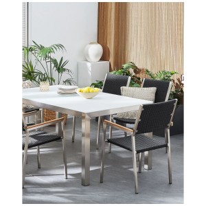 Set di sedie da giardino Beliani Grosseto, 6 sedie in polyrattan nero con struttura in acciaio inossidabile e braccioli in legno sintetico.