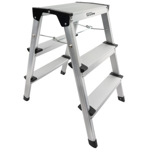Scala a gradini in alluminio GAT 3S con tre gradini e piedini antiscivolo.
