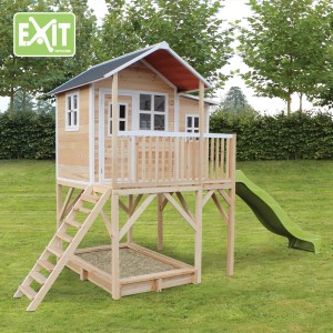 EXIT Loft 750 casetta in legno con scivolo, sabbiera e scala in giardino.