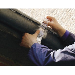 Application du ruban aluminium Tesa pour sceller une gouttière.