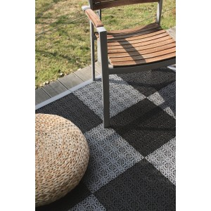 Dalles clipsables Andiamo gris clair et anthracite sur terrasse avec chaise et tabouret.