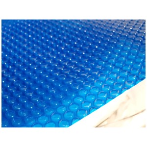 Bâche solaire bleue Steinbach pour piscine rectangulaire (8x4 m) avec bulles de rétention de chaleur.