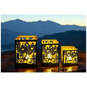 Windlichter Forest 3er-Set: Metall-Laternen mit Scherenschnittmuster (Hirsche, Bäume) in Schwarz-Gold.