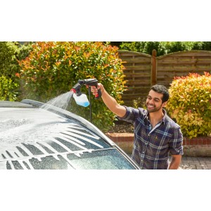 Homme nettoyant sa voiture avec le pistolet de pulvérisation Bosch 360° pour nettoyeur haute pression Aquatak.