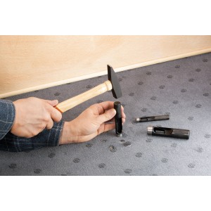 Utilisation d'un jeu d'emporte-pièces (5 pièces) avec un marteau pour découper des matériaux.