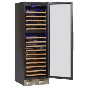 Kibernetik Weinklimaschrank WKH168F01 schwarz-chrom, offene Glastür, Holzregale mit Weinflaschen, blaue LED-Beleuchtung.