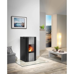 Poêle à granulés Justus Sirkos 2.0, 6 kW, acier noir, avec flamme et automatique dans salon.