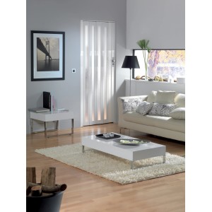 Porte pliante Larya en verre blanc brillant, 84x205 cm, intégrée dans le salon.