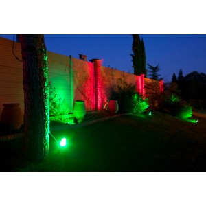 Lampada LED dimmerabile in rosso e verde illumina giardino e facciata.