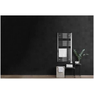 Radiateur sèche-serviettes Sonnenkönig Nika 2 dans une salle de bain moderne avec carrelage noir et serviettes.