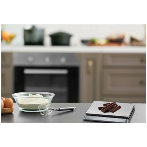 Bilancia da cucina digitale Trisa Elite Scale con cioccolato, farina e uova in cucina.