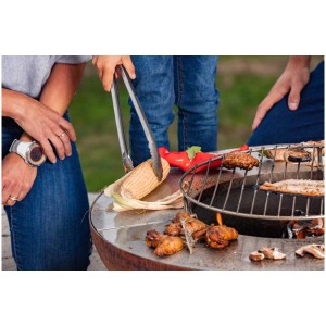 Brasero et barbecue Superiore Ø 75 cm avec maïs, viande et légumes en cuisson.
