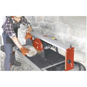 Disco diamantato kwb 250mm in uso per tagliare pietre con sega da pietra.