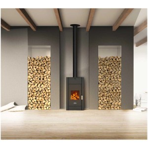 Poêle à bois Ecofox Adelaide gris 10 kW avec bûches en arrière-plan.