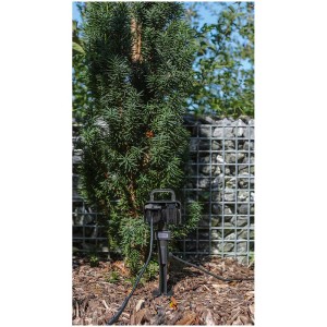 Palo presa Steffen nero con 2 prese T13 e picchetto da terra in giardino.