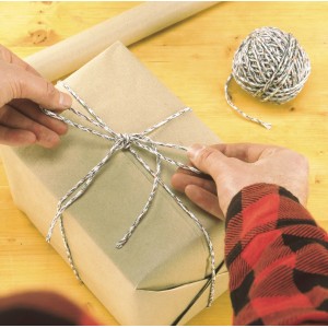 Cadeau emballé avec de la ficelle de recyclage (45m). Corde décorative pour l'artisanat et l'emballage.